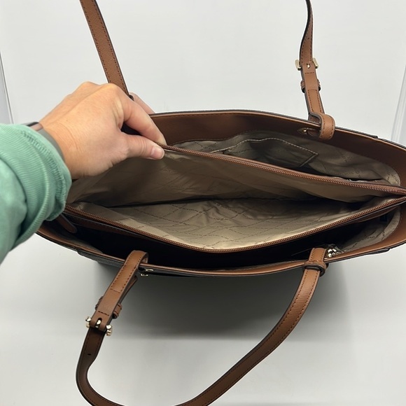 ✨NWT! Michael Kors Medium Walsh Tote in Brown Saffiano Leather. - Picture 8 of 11